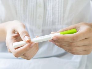 متى ينزل الجنين بعد نزول هرمون الحمل