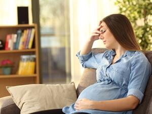 نزول دم مع مخاط في الشهر التاسع بدون طلق: أسبابه، وعلاجه