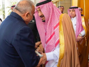 King Salman (R) greets Iraqi Premier (SPA Photo) 