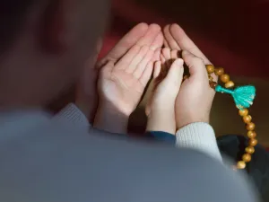 شهر رمضان بأنّه الشهر الذي أنزل فيه القُرآن