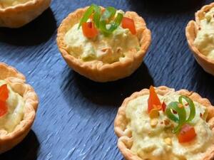 أكواب التورتيلا بالأفوكادو واللبنة