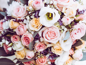 اختيار باقات الأزهار يُعدّ من بين أكثر الأمور تشويقاً عند تنظيم زفافك اختيار باقات الأزهار يُعدّ من بين أكثر الأمور تشويقاً عند تنظيم زفافك