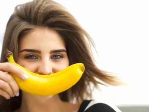 يساعد الموز على طرد الغاز والماء الزائد من الجسم