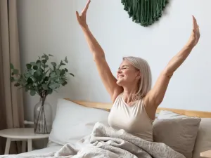 بعد سن الـ 65 عامًا، ينخفض متوسط ساعات النوم من  9 ساعات إلى 7 أو 8 ساعات