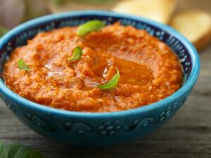 تغميسة ديب الفيتا بالبندورة المجففة