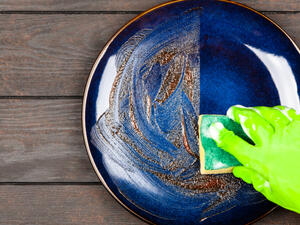 نظافة أطباق الطعام بإستمرار وعدم وضعها في حوض الغسيل فترة طويلة نظافة أطباق الطعام بإستمرار وعدم وضعها في حوض الغسيل فترة طويلة