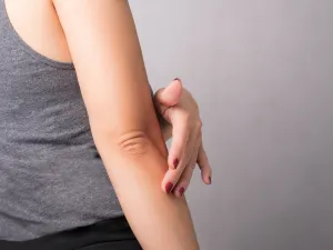 مع الوقت يمكن أن يؤدي جفاف جلد الكوع إلى خشونة الجلد والحكة والإسوداد