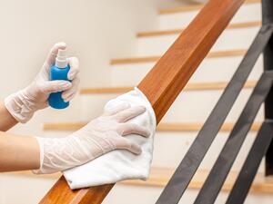 يُمكنك صنع المعقم المنزلي عبر مزج ربع كوب من مبيض الكلور مع جالون من الماء يُمكنك صنع المعقم المنزلي عبر مزج ربع كوب من مبيض الكلور مع جالون من الماء