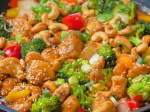 دجاج بالخضار والكاجو