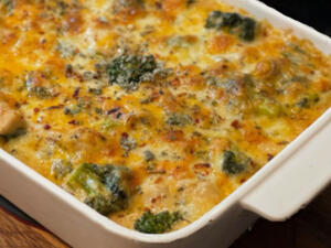 دجاج بصلصة الفطر مع البروكلي والسبانخ