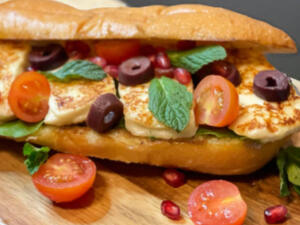 سانديشة حلوم مشوية مع صلصة اللبن ودبس الرمان