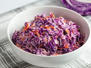 سلطة الملفوف الأحمر بالجزر والمايونيز