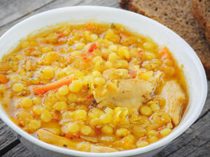 شوربة العدس بالدجاج 