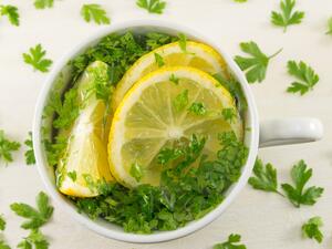 مشروب الليمونادة مع البقدونس