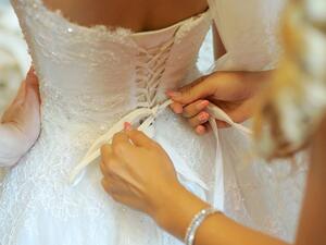 فساتين زفاف بسيطة لحفل زفافك المنزلي  فساتين زفاف بسيطة لحفل زفافك المنزلي