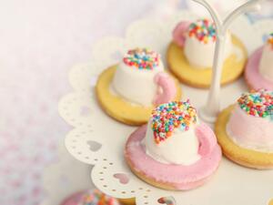 كب كيك باللون الزهري