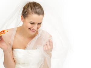 عليك تجنب الأطعمة الدسمة والتدخين وممارسة التمارين الإطالة لتجنب أي مشاكل في يوم زفافك عليك تجنب الأطعمة الدسمة والتدخين وممارسة التمارين الإطالة لتجنب أي مشاكل في يوم زفافك