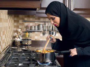 يمكن للسيدة تخطيط الاحتياجات بكتابة مستلزمات الشهر الكريم في ورقة كبيرة