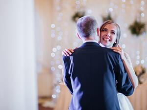 إذا دفعتكِ الظروف إلى أن يكون والدكِ بعيدًا عنك فيجعلكِ ذلك من النساء اللاتي يتمسكن بعلاقاتهن العاطفية إذا دفعتكِ الظروف إلى أن يكون والدكِ بعيدًا عنك فيجعلكِ ذلك من النساء اللاتي يتمسكن بعلاقاتهن العاطفية