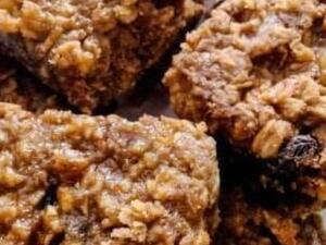 مربعات زبدة الفستق بالموز والشوفان