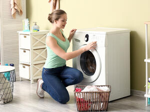 حرارة الغسالة ستؤدي إلى اعوجاج الأحذية وتلف الصمغ الذي يقوي أجزاءها حرارة الغسالة ستؤدي إلى اعوجاج الأحذية وتلف الصمغ الذي يقوي أجزاءها