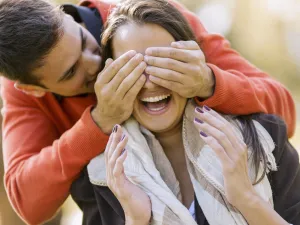 هناك مفتاح خفي وفعال جدًا للوصول إلى قلب الرجل أنه حسك الفكاهي