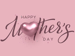 قومي بشراء مجموعة من الشموع المعطرة أو المزخرفة بأشكال جميلة عيد الأم