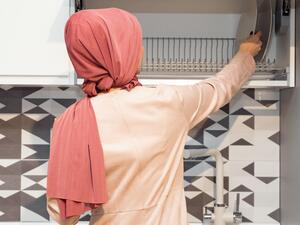 سارعي إلى غسل الأطباق التي قد تسبّب انتشار الروائح الكريهة