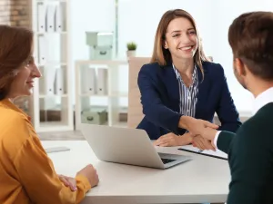 ثقي بنفسكِ حتى قبل بدء المقابلة في منطقة الانتظار