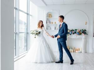يجب اختيار فستان زفاف بسيط الذي يمكن أن يتناسب مع مكان إقامة حفل الزفاف يجب اختيار فستان زفاف بسيط الذي يمكن أن يتناسب مع مكان إقامة حفل الزفاف