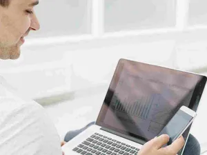 استخدام الهواتف الذكية يعرض السيدات أكثر للإصابة بآلام الرقبة مقارنة بالرجال
