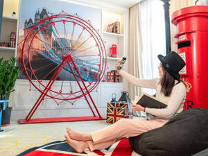 تم استيحاء غرفة رحلة إلى حدائق لندن التي تتيح هدوء المنتزهات الطبيعية التي تحيط بها المروج العشبية  تم استيحاء غرفة رحلة إلى حدائق لندن التي تتيح هدوء المنتزهات الطبيعية التي تحيط بها المروج العشبية