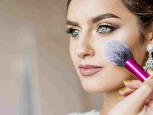 يجب تجربة المكياج قبل يوم الزفاف بشهرين تقريباً والتقاط الكثير من الصور
