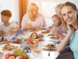 من آداب تناول الطعام مسك الشوكة باليد الشمال والسكين باليد اليمين من آداب تناول الطعام مسك الشوكة باليد الشمال والسكين باليد اليمين