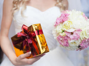 إن تبادل الهدايا تجلب السرور والسعادة إن تبادل الهدايا تجلب السرور والسعادة