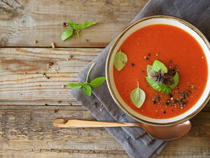 شوربة الطماطم بالحبق