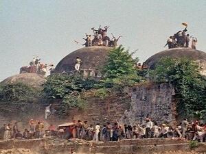 تقول مجموعات هندوسية إن الحاكم المسلم بابر شيد مسجد بابري في أيوديا بعد تدمير معبد قديم 