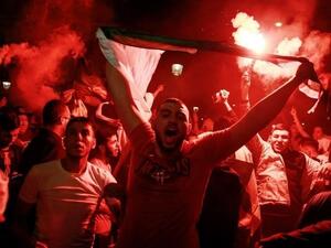  الآلاف من أنصار منتخب الجزائر لكرة القدم احتفلوا في شوارع فرنسا 