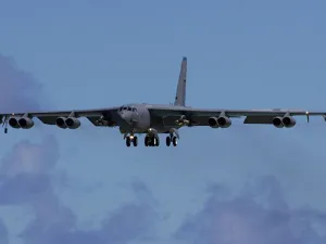 قاذفة من طراز "بي-52 "