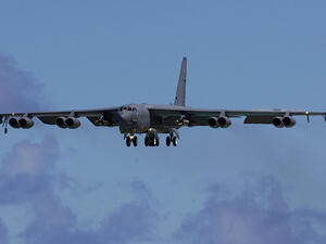 قاذفة من طراز "بي-52 "