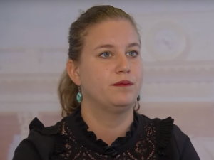  بانو تم توقيفها بعد ظهورها في لقطات فيديو جرى تداولها بشكل واسع خلال المسيرات