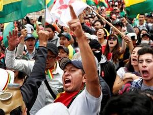 موراليس أول رئيس من السكان الأصليين لبوليفيا، قد استقال تحت ضغط تظاهرات المعارضة 