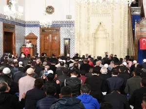 تلاوة سورة الفتح بشكل جماعي عقب صلاة فجر الخميس