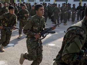 المقاتلون الأكراد انسحبوا إلى مسافة 32 كم (20 ميلا) من الحدود مع تركيا