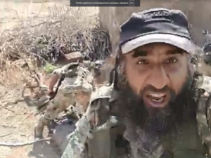 مسلحون ينكلون بجثة مقاتلة كردية