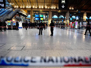 عناصر من الشرطة الفرنسية في محطة قطارات باريس (أ ف ب)