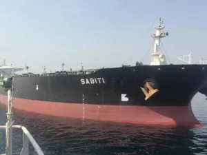 استهداف ناقلة نفط إيرانية في البحر الأحمر