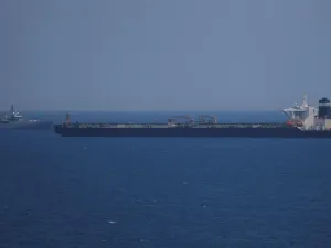 البحرية الملكية البريطانية تحتجز ناقلة نفط إيرانية عملاقة في جبل طارق