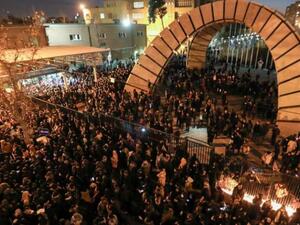  هتافات مناهضة للسلطات في أعقاب إقرار الجيش بإسقاط طائرة الركاب الأوكرانية.