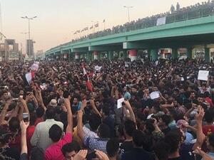 رغم استقالة حكومة عبد المهدي، إلا أن التظاهرات لا تزال متواصلة وتطالب برحيل النخبة السياسية المتهمة بالفساد